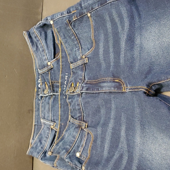 Tahari Capri Jeans 2 pair Size 8/29.  Price is for both together. - Picture 1 of 9